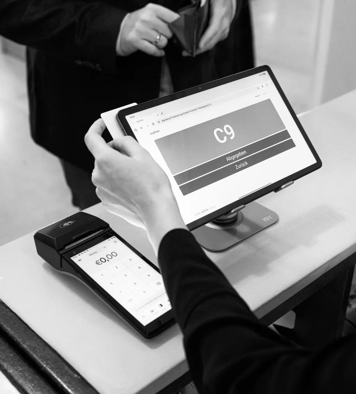 digiRobe im Einsatz: Tablet mit Platznummer C9 und Zahlungsterminal an der Garderobe